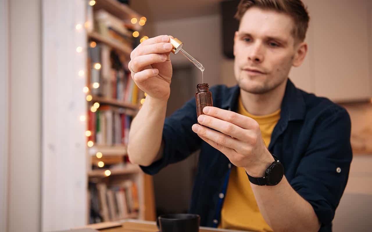 CBD innemen kan op verschillende manieren. Ontdek hier de beste vier manieren om CBD te gebruiken en welke innamevorm het beste bij u past.