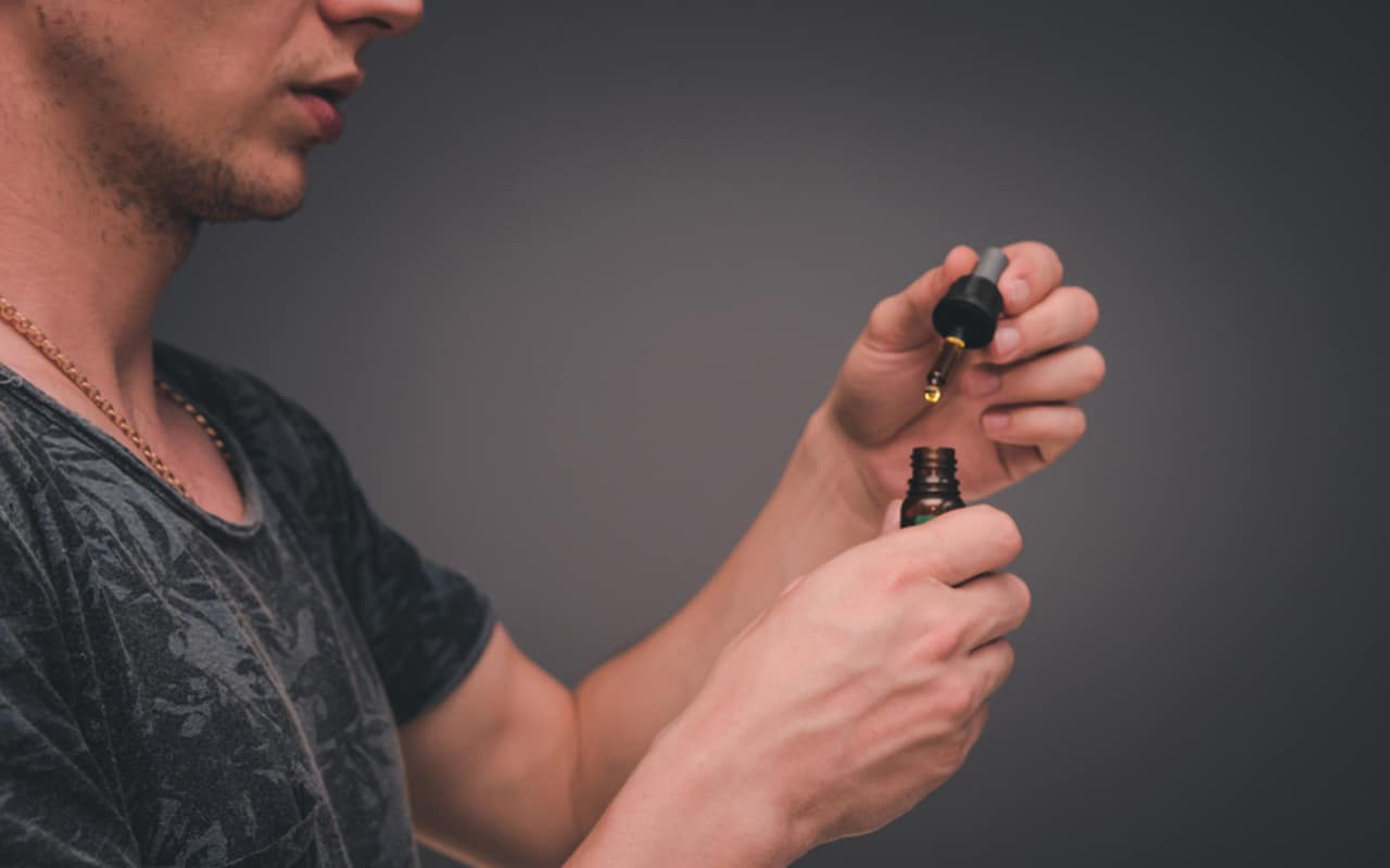 CBD olie is razend populair en dat is gezien het grote aantal voordelen ook niet zo vreemd. Toch kan CBD olie ook nadelen hebben. Welke? Dat lees je hier.